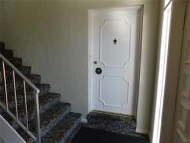 FIRST-FLOOR CORNER UNIT! Bright 2-bedroom, 1-bath on the first - photo 5