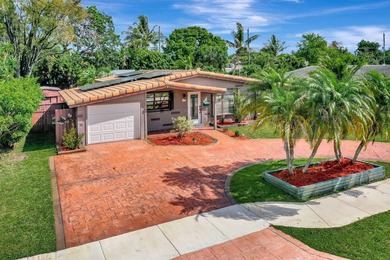Beautifully maintained Lloyd Estates home with no HOA. Spacious - photo 2