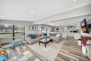 Beautifully maintained Lloyd Estates home with no HOA. Spacious - photo 5
