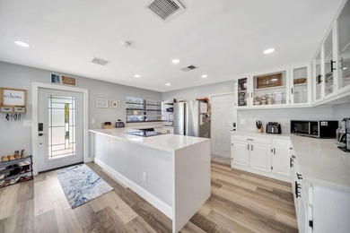 Beautifully maintained Lloyd Estates home with no HOA. Spacious - photo 6