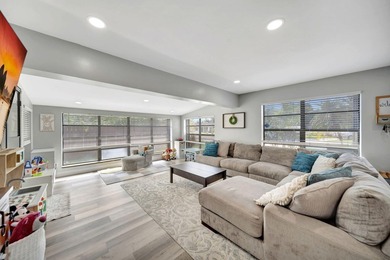 Beautifully maintained Lloyd Estates home with no HOA. Spacious - photo 9
