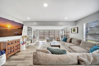 Beautifully maintained Lloyd Estates home with no HOA. Spacious - photo 10