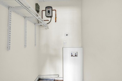 Welcome to this move-in-ready, freshly updated condo perfectly - photo 19