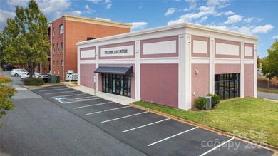Well maintained, free standing commercial building with excess - photo 2