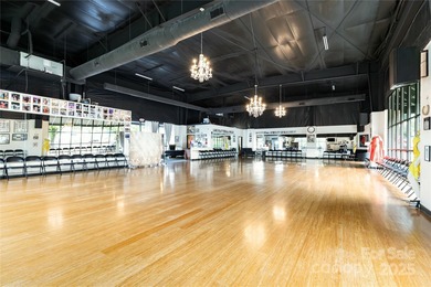 Well maintained, free standing commercial building with excess - photo 4
