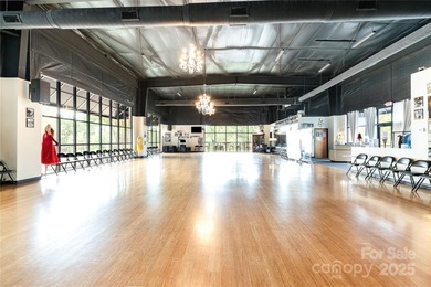 Well maintained, free standing commercial building with excess - photo 5