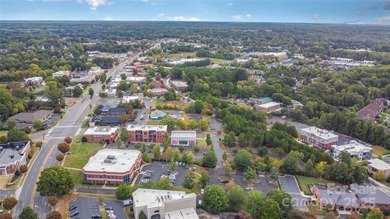 Well maintained, free standing commercial building with excess - photo 9