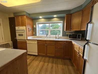Nicely updated home in B&E Wayside Park. This home boasts 2 - photo 4