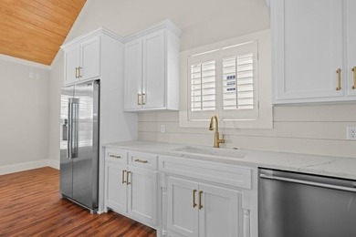 Gorgeous tongue n' groove vaulted ceiling! Tucked into the - photo 11