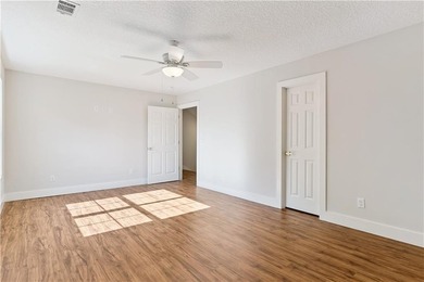 Gorgeous tongue n' groove vaulted ceiling! Tucked into the - photo 29