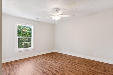 Gorgeous tongue n' groove vaulted ceiling! Tucked into the - photo 30