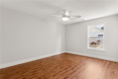 Gorgeous tongue n' groove vaulted ceiling! Tucked into the - photo 31