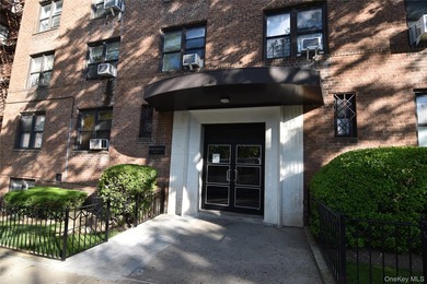 PRICED TO SELL !!! Location,Location ,Location with a very low - photo 1