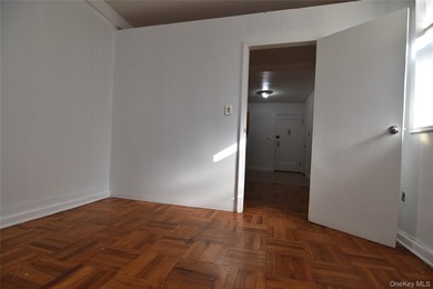 PRICED TO SELL !!! Location,Location ,Location with a very low - photo 10