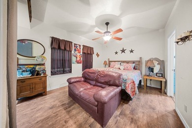 This beautiful 2-bedroom, 2-bathroom home offers the perfect - photo 8