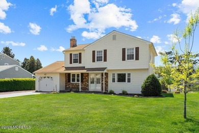 A true charmer in sought after Mapletree! Original owners are - photo 2