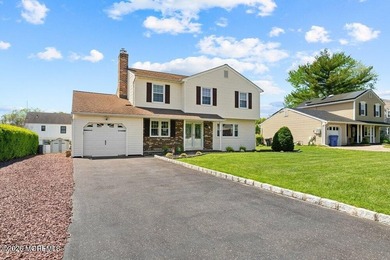 A true charmer in sought after Mapletree! Original owners are - photo 3