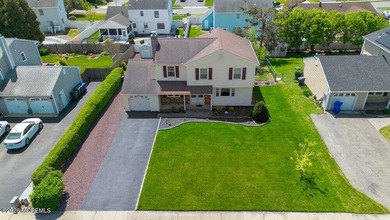 A true charmer in sought after Mapletree! Original owners are - photo 4