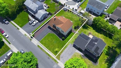 A true charmer in sought after Mapletree! Original owners are - photo 5