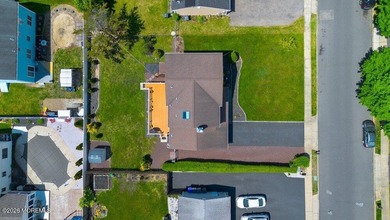 A true charmer in sought after Mapletree! Original owners are - photo 6