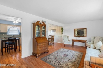 A true charmer in sought after Mapletree! Original owners are - photo 9