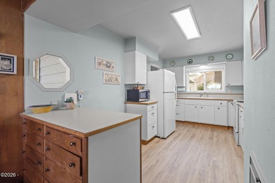 First time on the market, and worth the wait. This single-level - photo 17