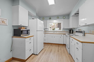 First time on the market, and worth the wait. This single-level - photo 19