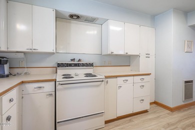 First time on the market, and worth the wait. This single-level - photo 22