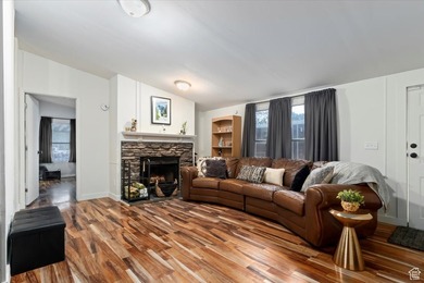 HUGE PRICE IMPROVEMENT!! This updated 3 bed/2 bath home offers a - photo 3