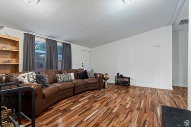 HUGE PRICE IMPROVEMENT!! This updated 3 bed/2 bath home offers a - photo 4