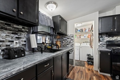 HUGE PRICE IMPROVEMENT!! This updated 3 bed/2 bath home offers a - photo 8