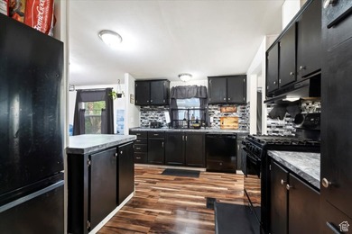 HUGE PRICE IMPROVEMENT!! This updated 3 bed/2 bath home offers a - photo 9