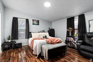 HUGE PRICE IMPROVEMENT!! This updated 3 bed/2 bath home offers a - photo 10