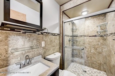 Welcome to this beautifully updated four-bedroom, three-bathroom - photo 22