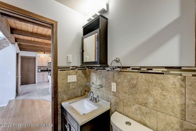 Welcome to this beautifully updated four-bedroom, three-bathroom - photo 24