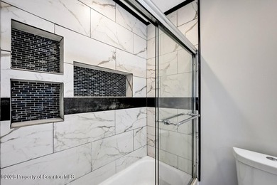 Welcome to this beautifully updated four-bedroom, three-bathroom - photo 33