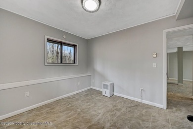 Welcome to this beautifully updated four-bedroom, three-bathroom - photo 42