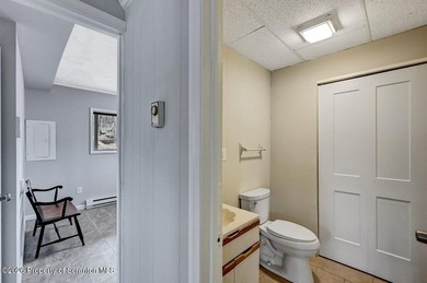 Welcome to this beautifully updated four-bedroom, three-bathroom - photo 44