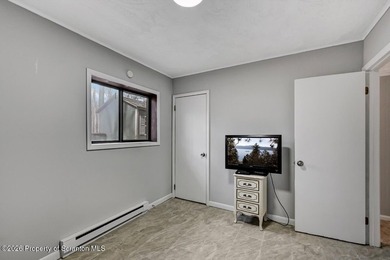Welcome to this beautifully updated four-bedroom, three-bathroom - photo 50