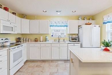 Delightful MOVE-IN READY end unit located in the highly - photo 7