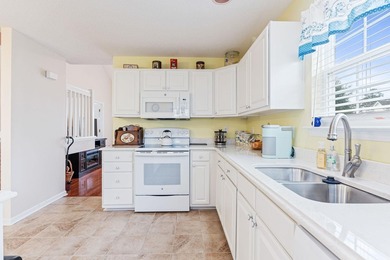 Delightful MOVE-IN READY end unit located in the highly - photo 10