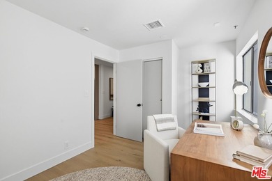 Extensively renovated, top-floor penthouse offering 2 bedrooms - photo 30