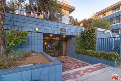 Extensively renovated, top-floor penthouse offering 2 bedrooms - photo 36