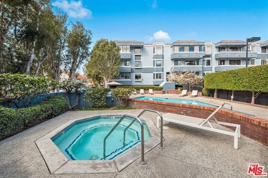 Extensively renovated, top-floor penthouse offering 2 bedrooms - photo 41