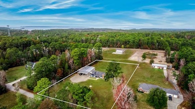 Ladies and Gentleman! This property has amenities for the both - photo 2