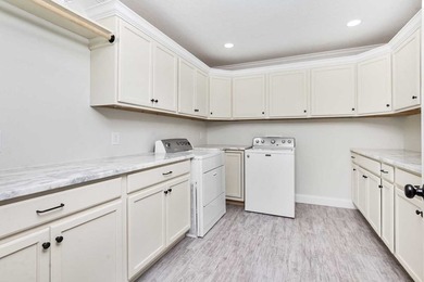 Ladies and Gentleman! This property has amenities for the both - photo 9