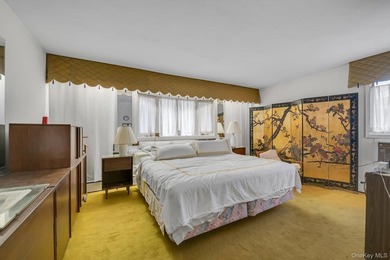 Great Opportunity to Own a Spacious 6 Bedroom, 3 Bath Hi Ranch - photo 6