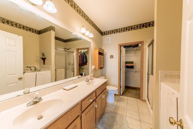 Rare end unit with charming views from every room. Private Cul - photo 12