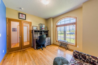 Rare end unit with charming views from every room. Private Cul - photo 14