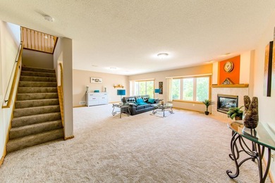 Rare end unit with charming views from every room. Private Cul - photo 16